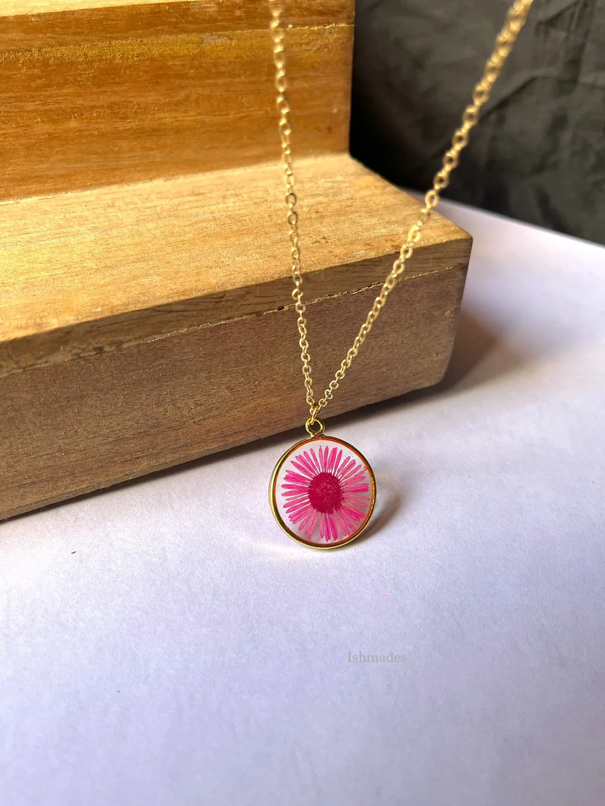 Ishmades Dark pink aster locket