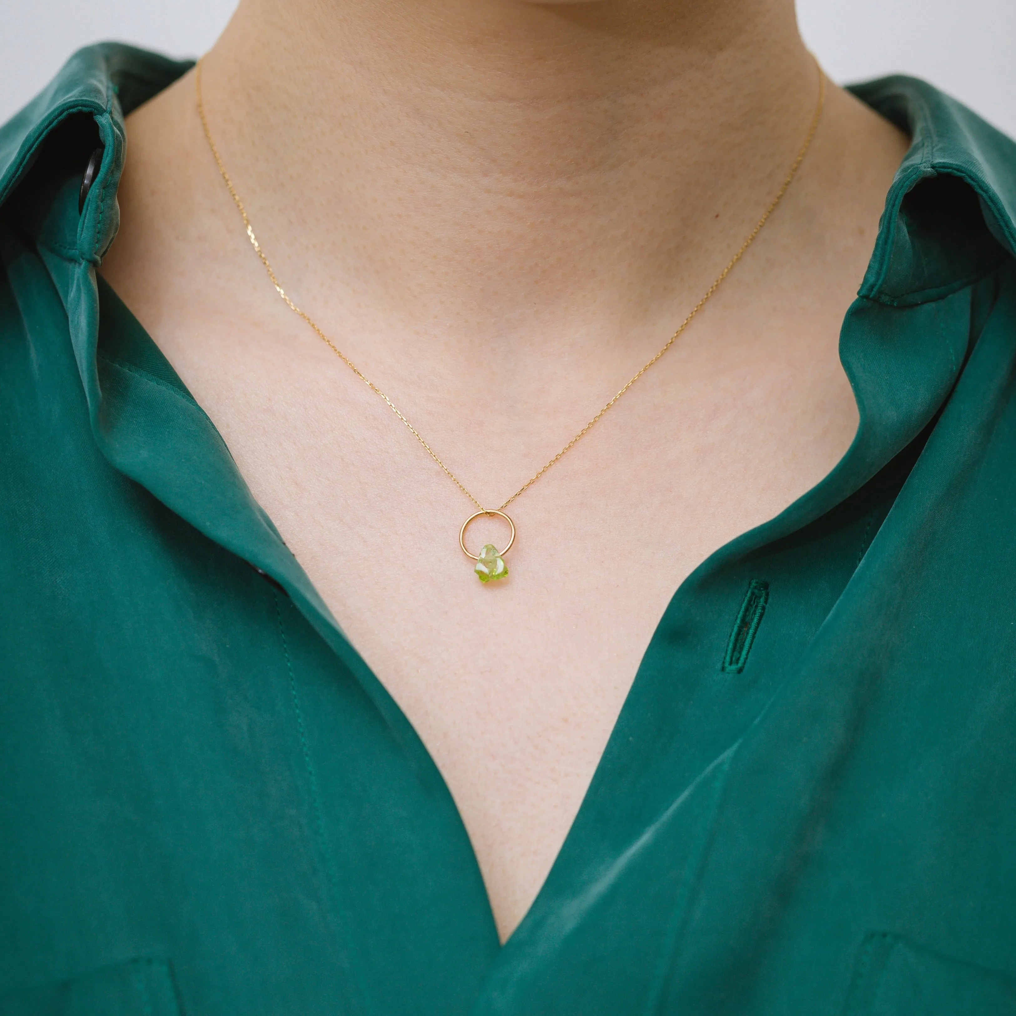 Rough stone peridot pendant