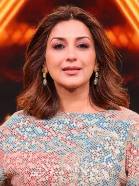 Sonali Bendre In Honeycomb 3Tiered Earrings