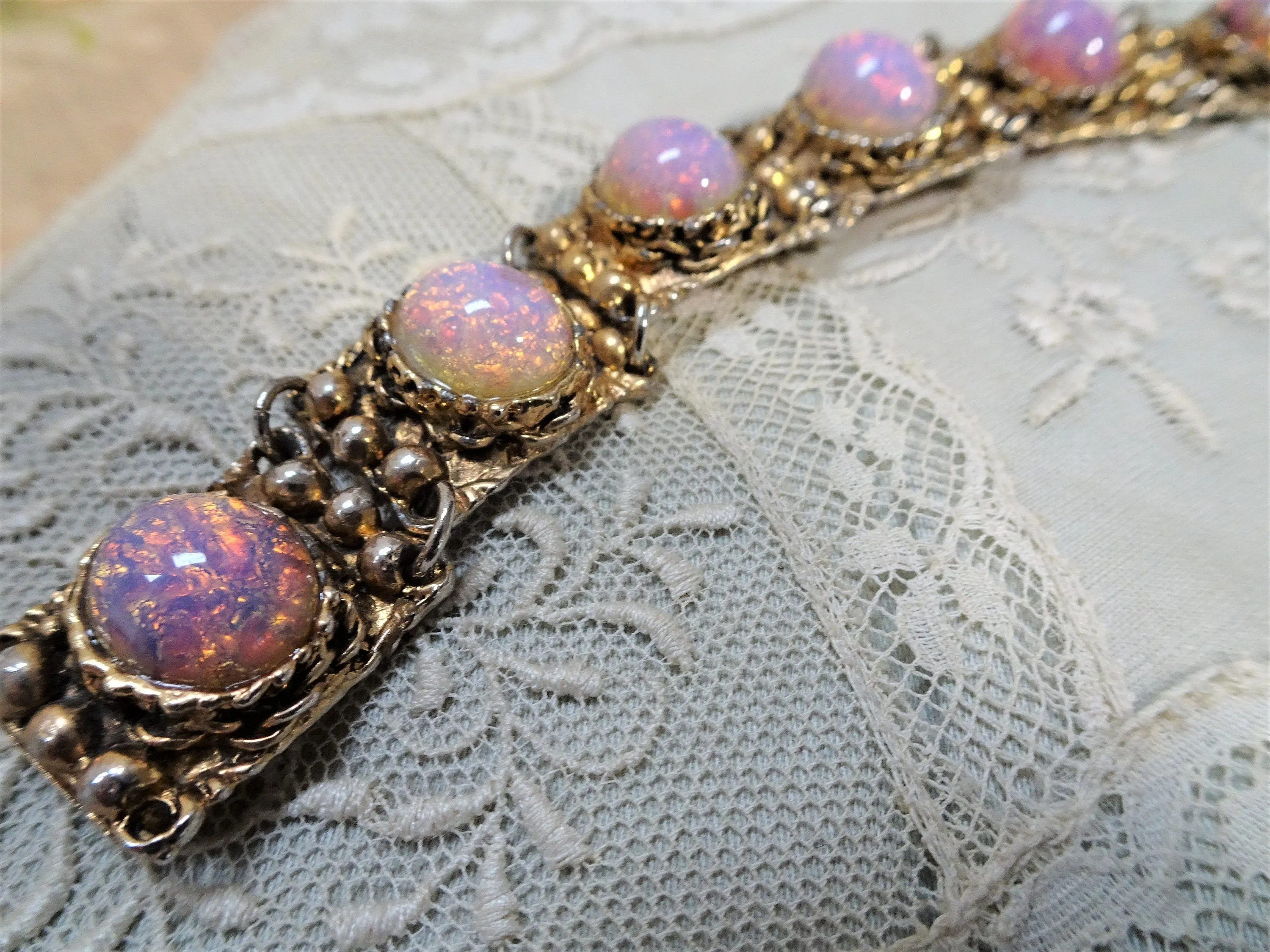 STUNNING Vintage Art Glass Bracelet, Faux Glass Fire Opals Set in Gold Tone Metal,Beautiful Design, Collectible Vintage Jewelry